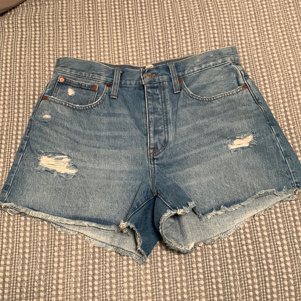 Madewell Curvy Relaxed Denim Shorts in Homecrest Wash~Ripped Edition